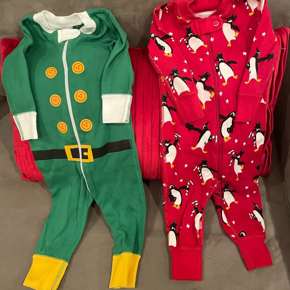 Hanna Andersson Christmas pajamas 6-12 (Penguin and Elf)
Used once